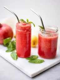 Erfrischendes Wassermelonen-Minz-Frühstück, eine gesunde, hydrierende Mischung aus Wassermelone und Minze.